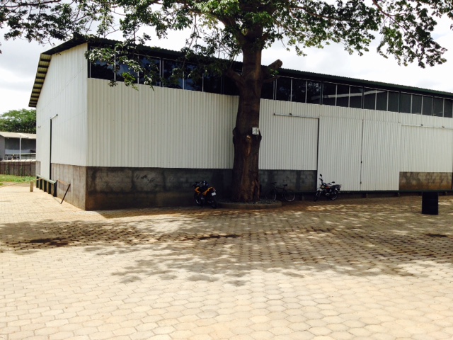 Complejo de bodegas y edificio