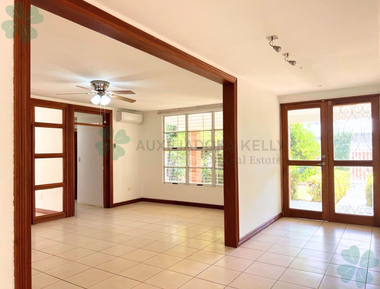 Casa con Piscina / Las Colinas