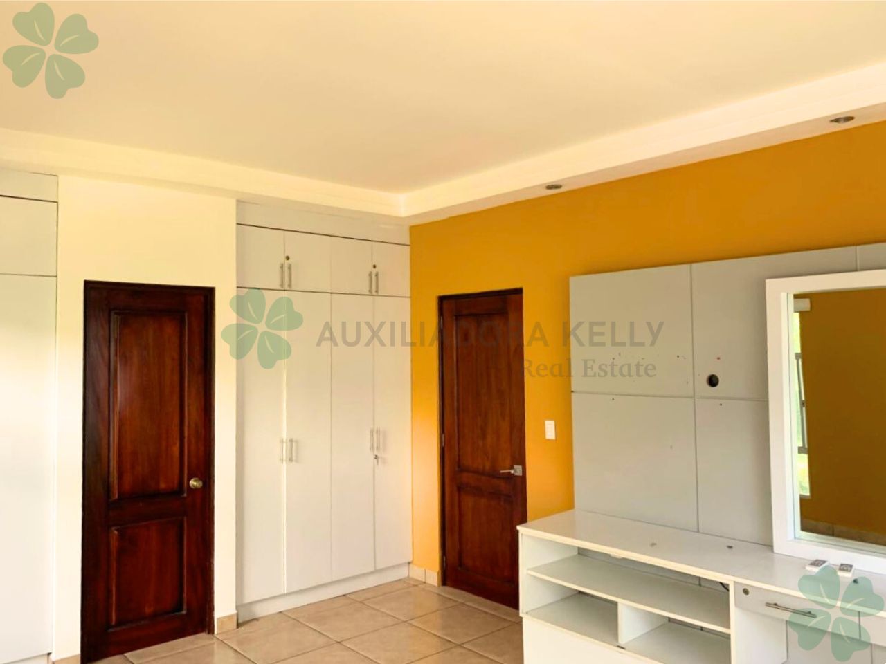 En renta linda casa en sector de pista Jean Paul Genie